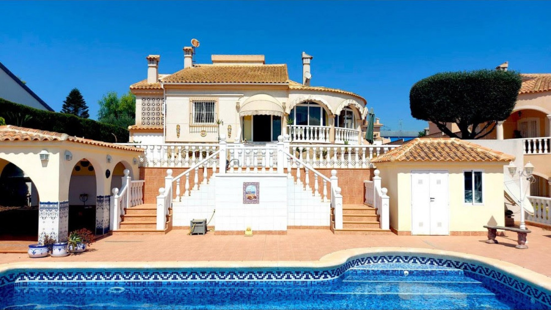 Luxe villa met 4 slaapkamers en 3 badkamers in La Marina met dubbele garage