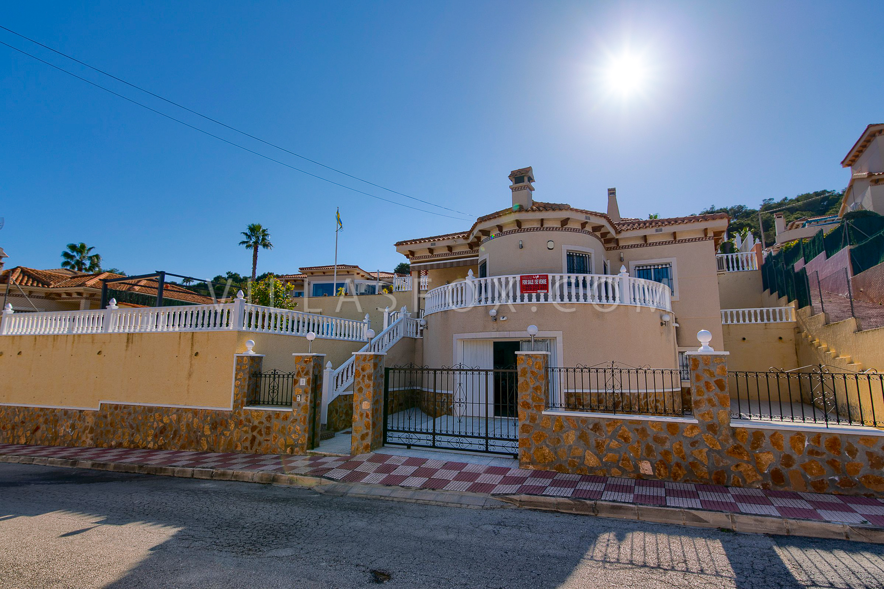 Villasmaría vrijstaande villa met 3 slaapkamers, zwembad, garage en onderbouw