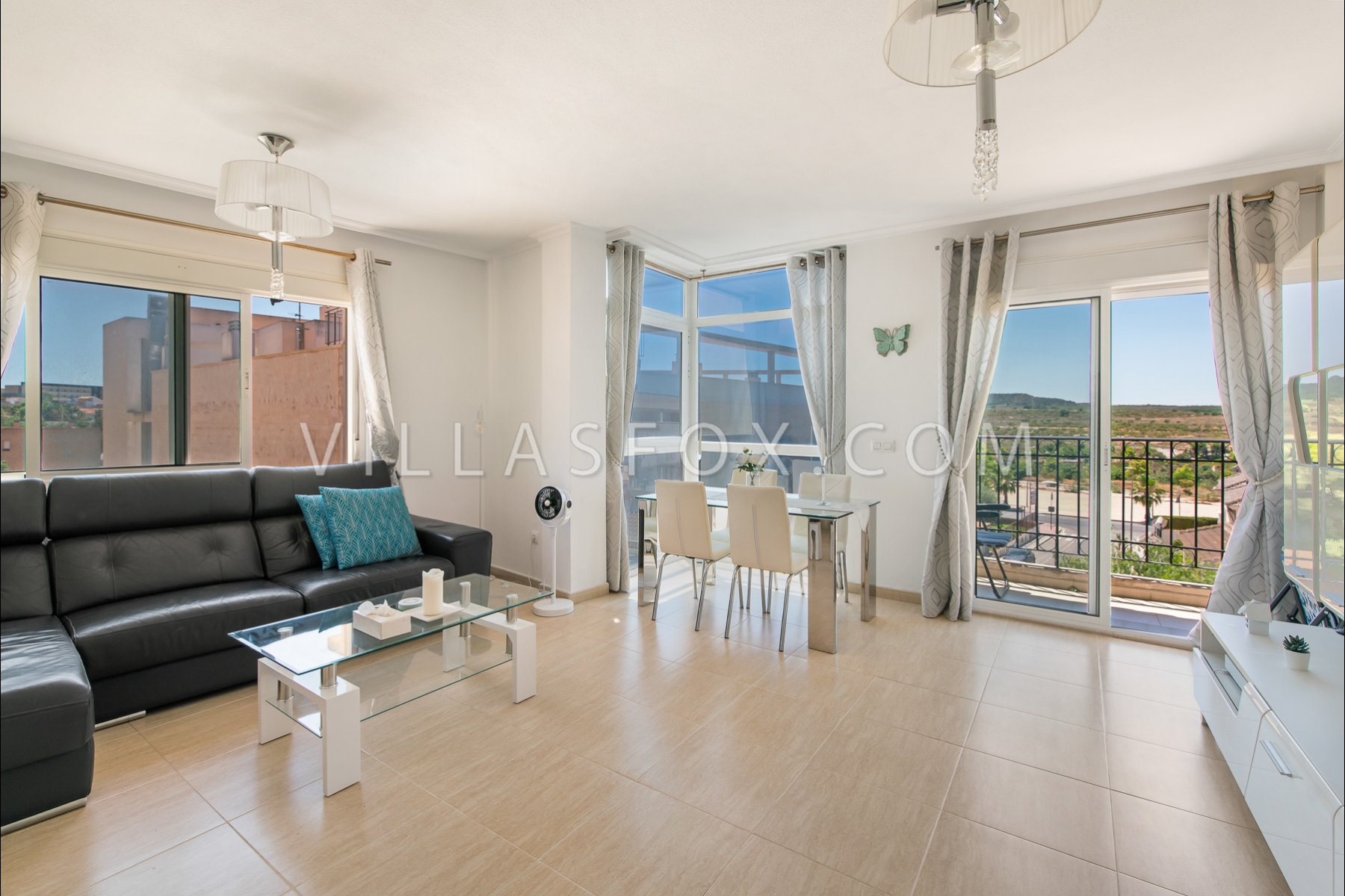 Top-floor, 2-bedroom south-facing apartment with lift and private solarium
