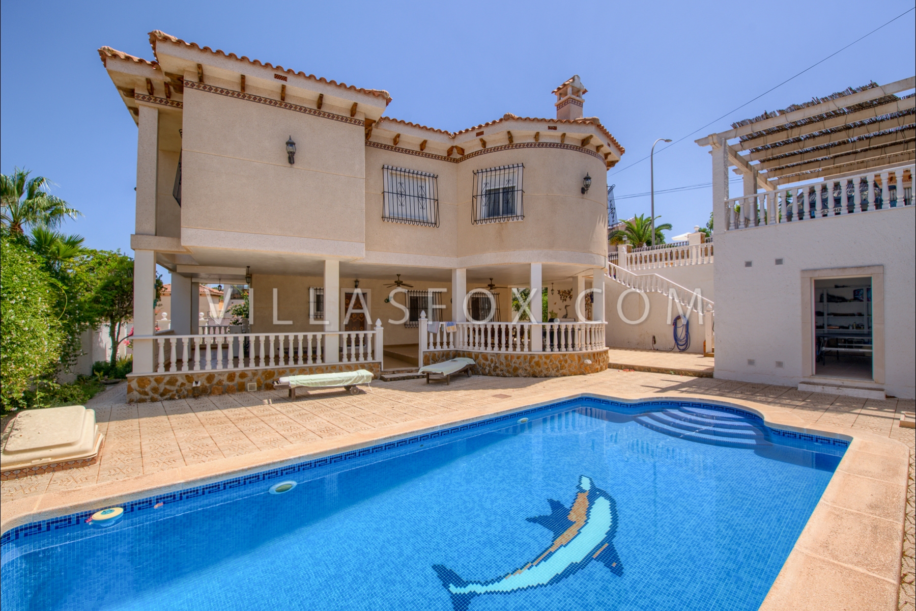 Villasmaría luksushuvila, jossa vierashuoneisto, pelihuone ja oma uima-allas!