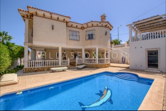 1171, Villasmaría luxe villa met gastenappartement, speelkamer en privézwembad!