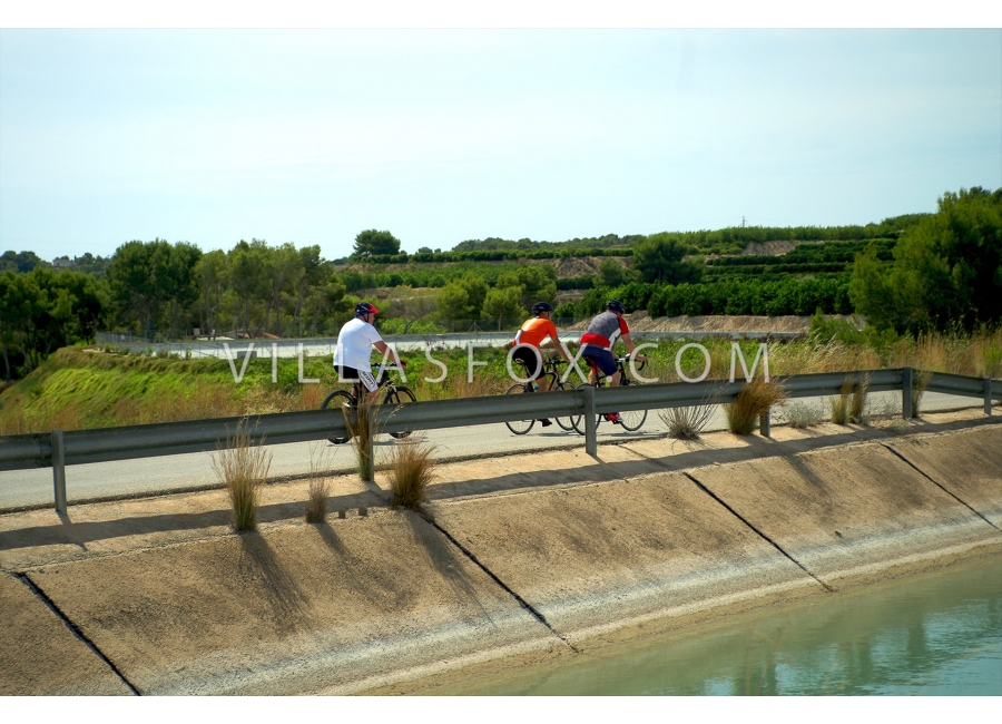 60-12001668249666cyclists_canal_san_miguel_villamartin