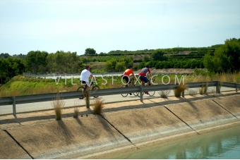 60-12001668249666cyclists_canal_san_miguel_villamartin