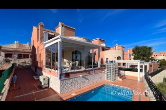 1204, villa individuelle de 3 chambres avec une vue magnifique, sous-sol, véranda et piscine privée chauffée, La Cañada