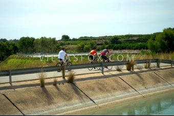 cyclists_canal_san_miguel_villamartin