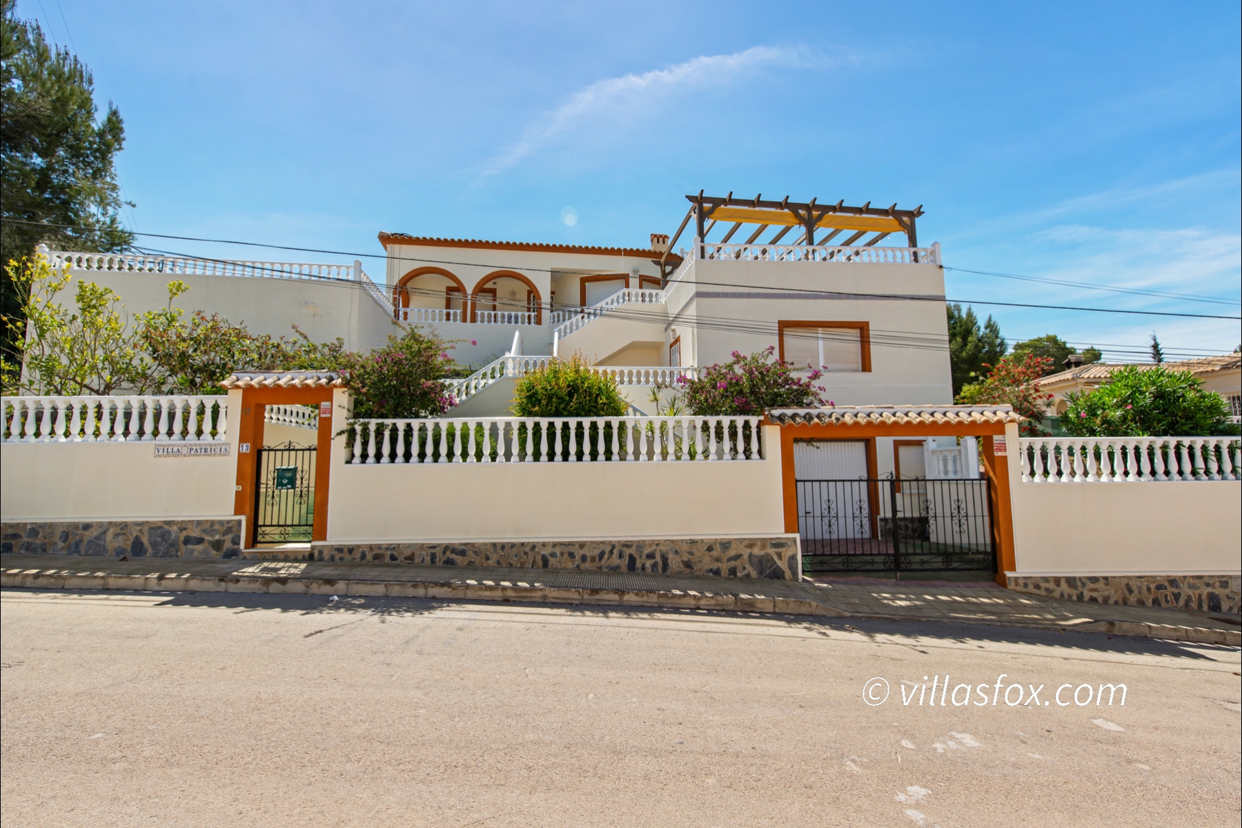 Las Comunicaciones San Miguel de Salinas 4-roms villa til salgs med dobbel garasje, basseng, flott utsikt!