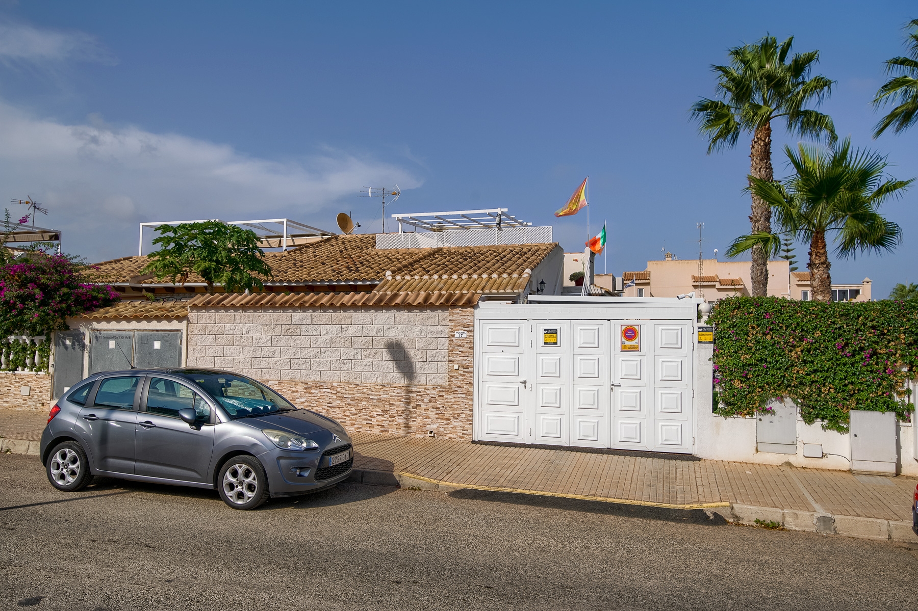 Bungalow quadruple de 2 chambres avec solarium, parking hors route près du boulevard La Zenia