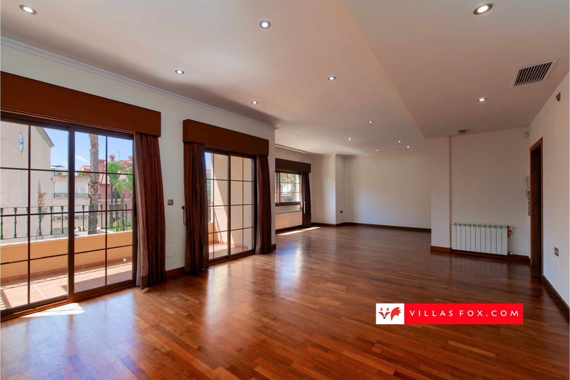 Luxury 3-bedroom apartment occupying the top floor of a modern building in San Miguel de Salinas with solarium, elevator and garage