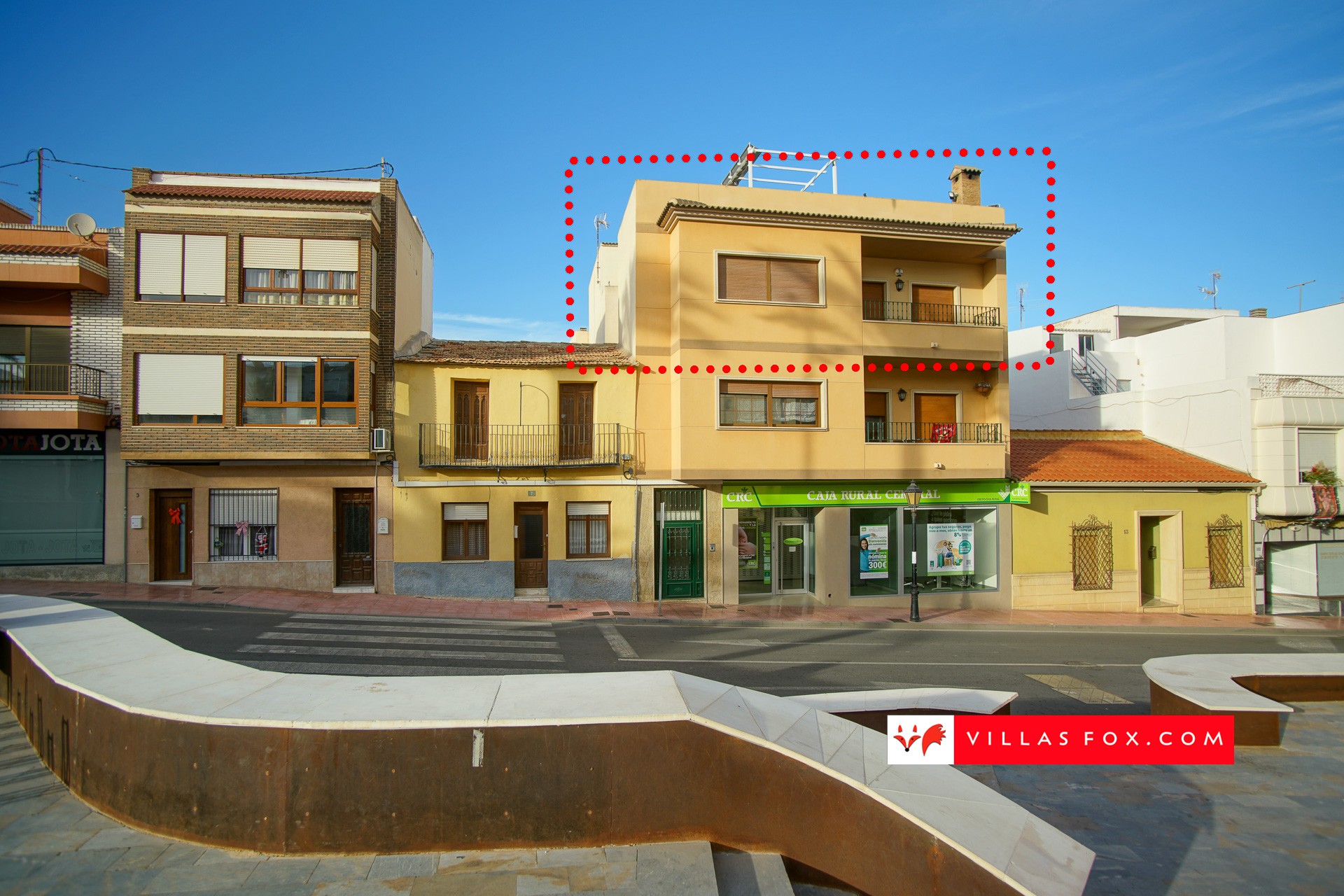 Luxury 3-bedroom apartment occupying the top floor of a modern building in San Miguel de Salinas with solarium, elevator and garage
