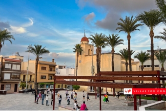 45-San_Miguel_de_Salinas_church_square_children_playing