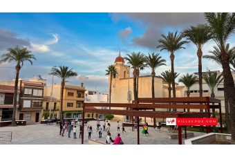 83-San_Miguel_de_Salinas_church_square_children_playing