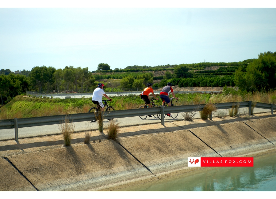 cyclists_canal_san_miguel_villamartin