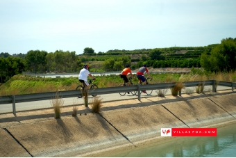 cyclists_canal_san_miguel_villamartin