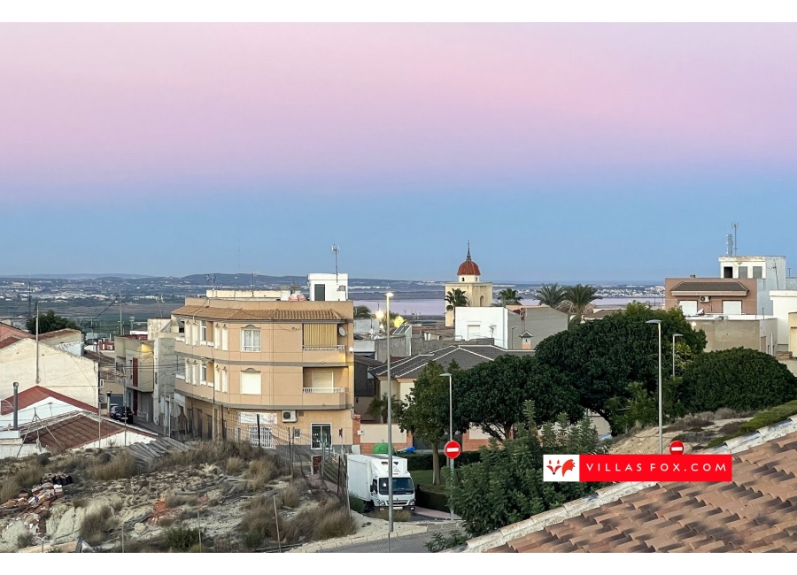 53-Rosa und blauer Himmel San Miguel de Salinas Kirche