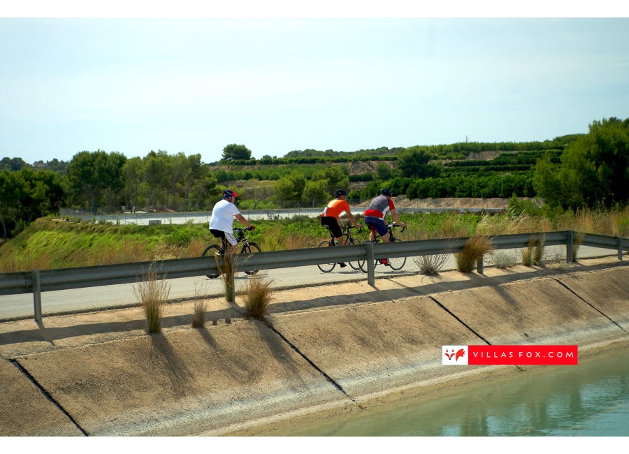 cyclists_canal_san_miguel_villamartin