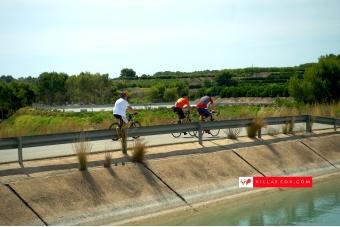 cyclists_canal_san_miguel_villamartin