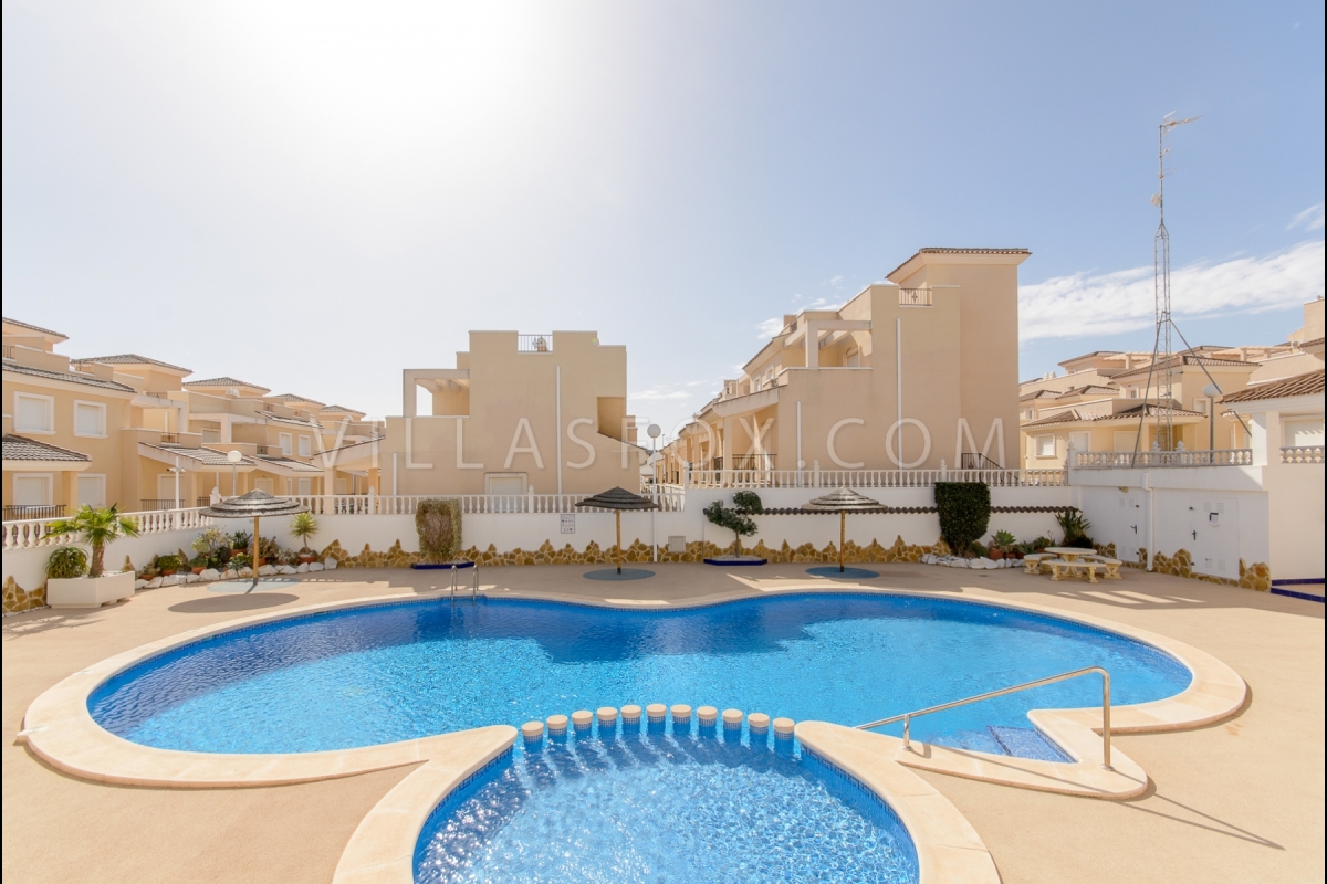 3-bedroom villa with underbuild, communal pool, Res. Los Alcores, San Miguel de Salinas