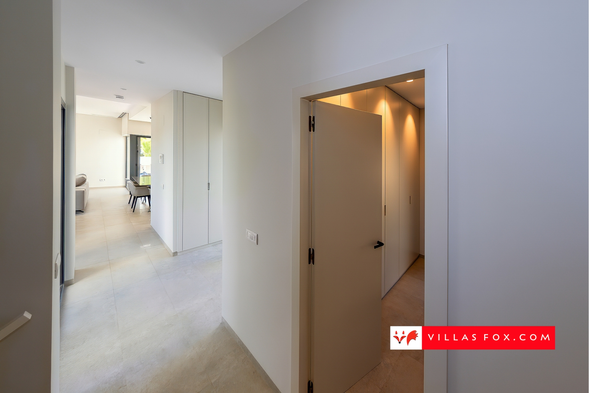 Продається розкішна вілла Las Colinas Country Club Golf Resort-205