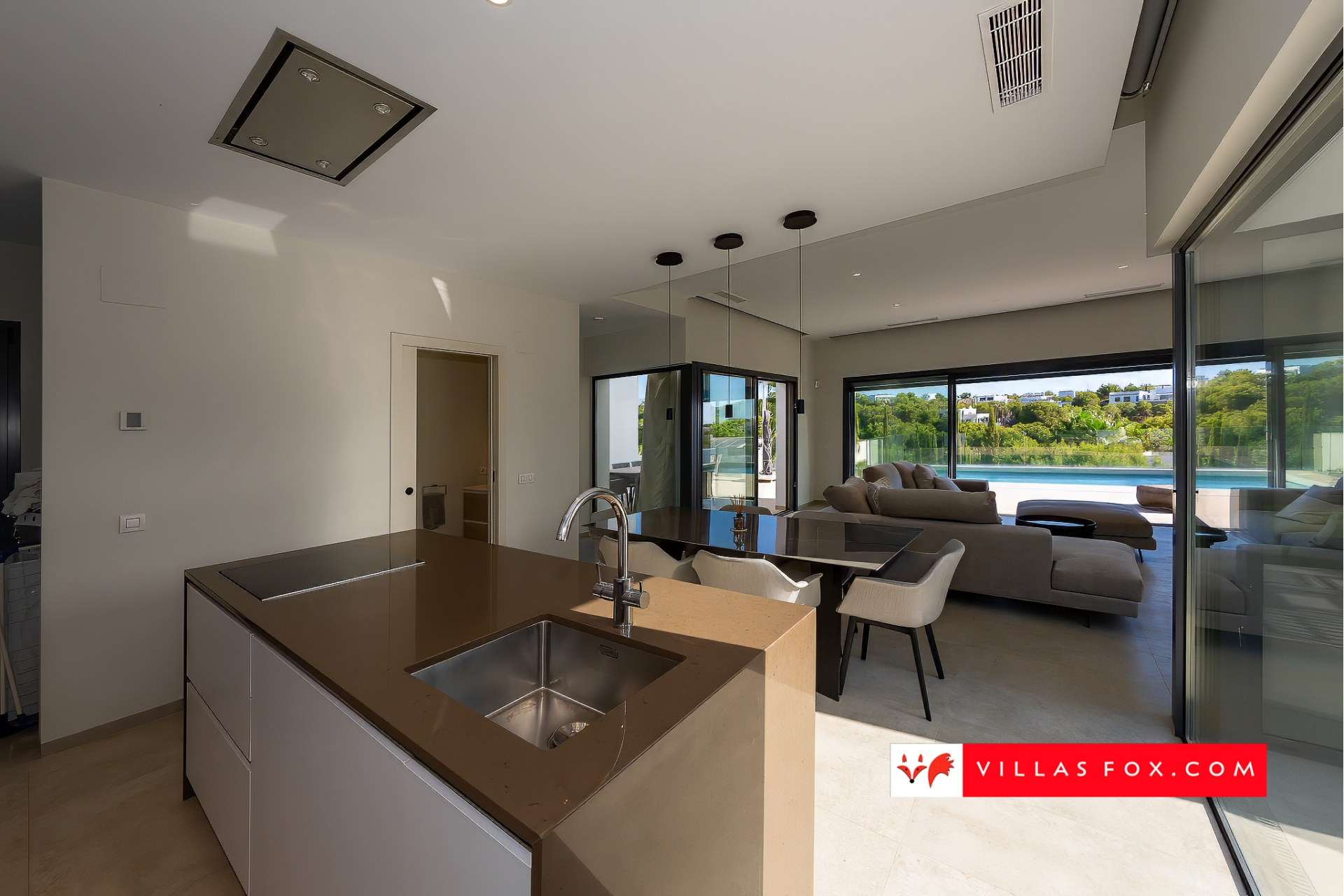 Продається розкішна вілла Las Colinas Country Club Golf Resort-220