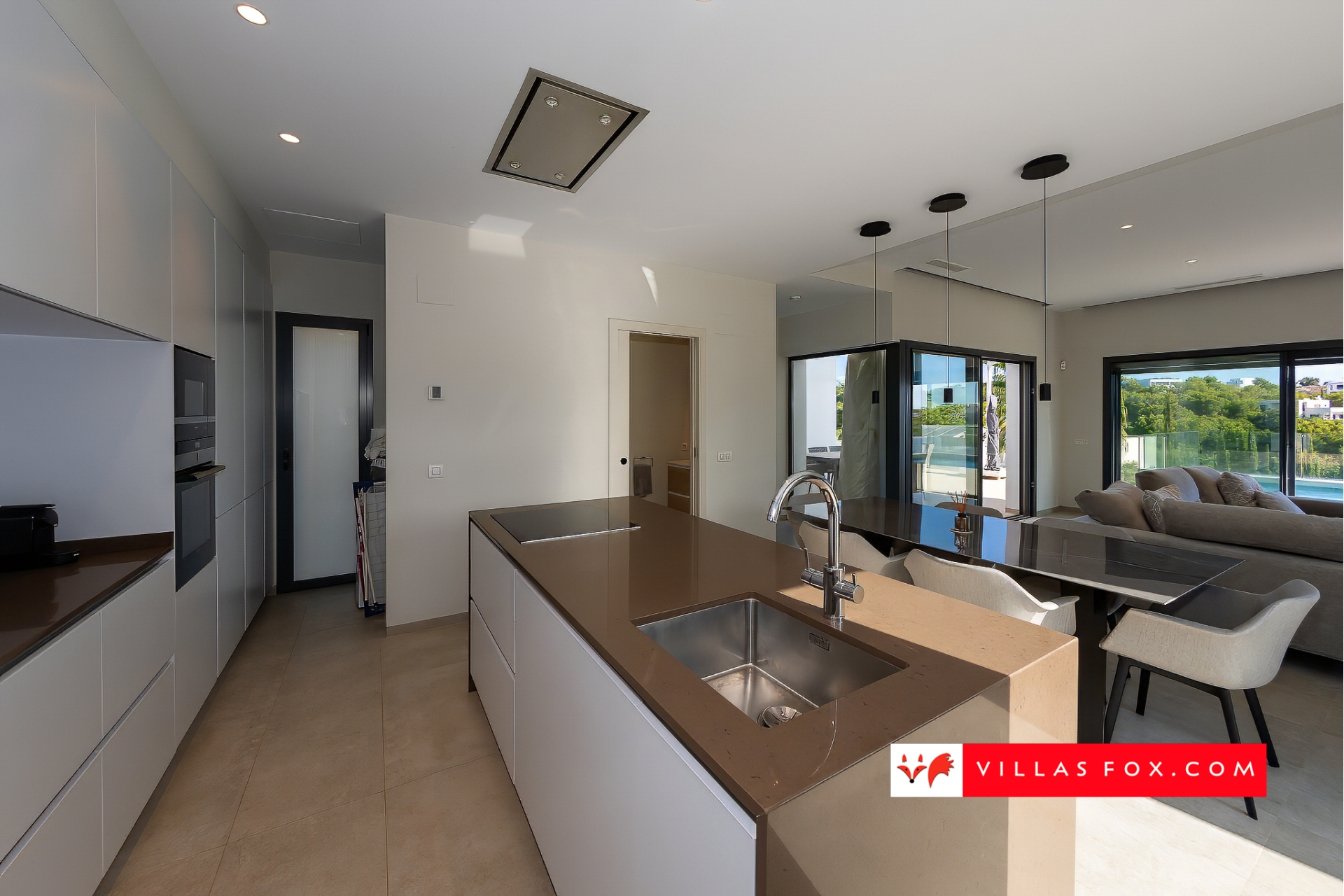 Продається розкішна вілла Las Colinas Country Club Golf Resort-221