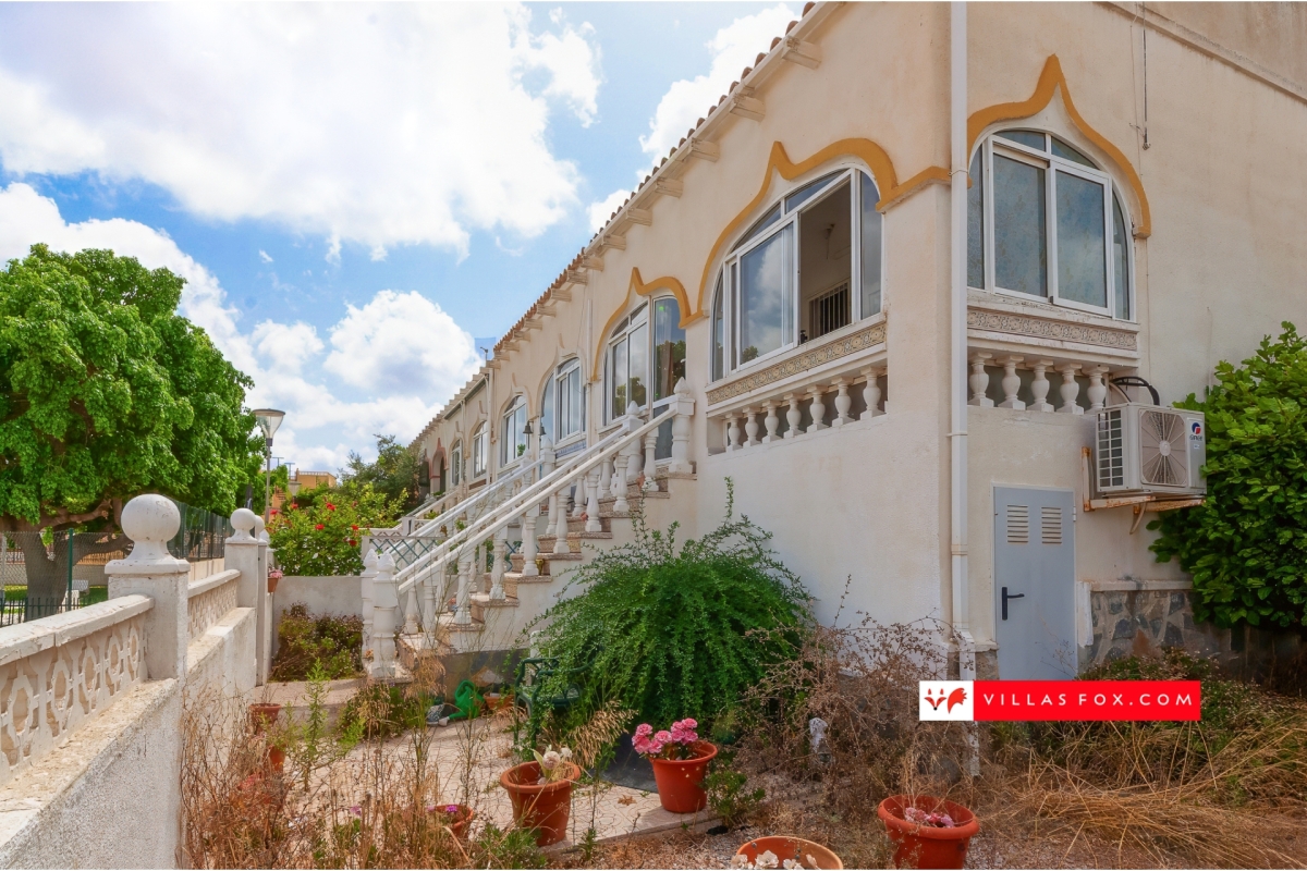 Balcón de la Costa Blanca end-townhouse for sale with great views, south-east-facing, solarium, garden
