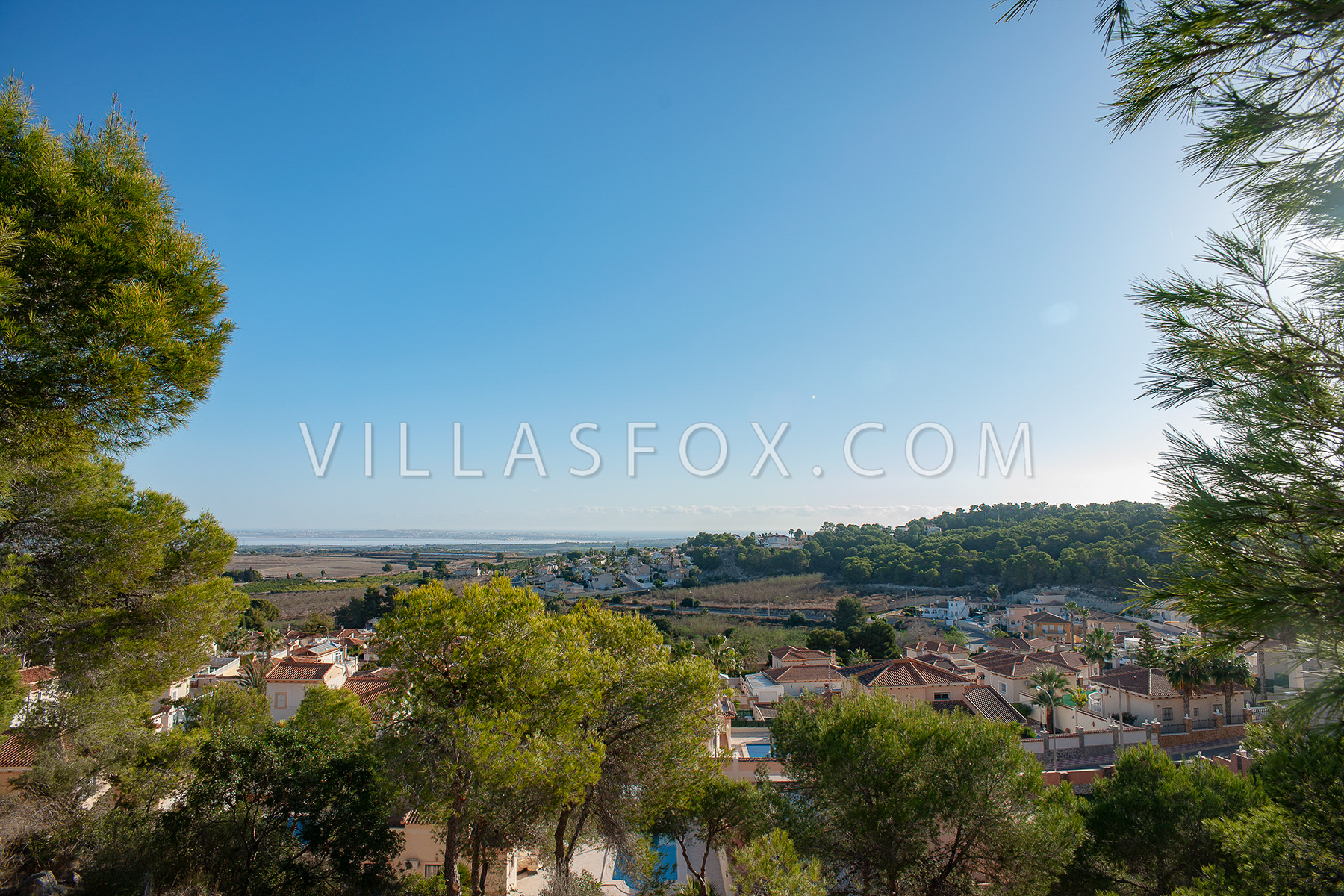 Uitzicht op Villasmaría en Torrestrella, San Miguel de Salinas vanuit de Sierra Escalona