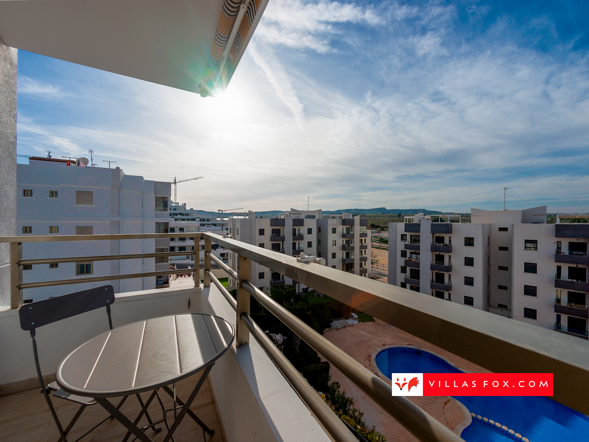 Kolmannen kerroksen länteen päin oleva 2 makuuhuoneen Angelina-kulmahuoneisto upeilla näkymillä ja uima-altaalla, San Miguel de Salinasissa