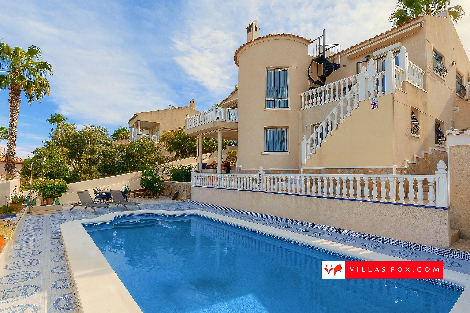 Las Comunicaciones 3-bedroom villa including guest apartment, heated saltwater pool, great views etc