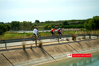 cyclists_canal_san_miguel_villamartin