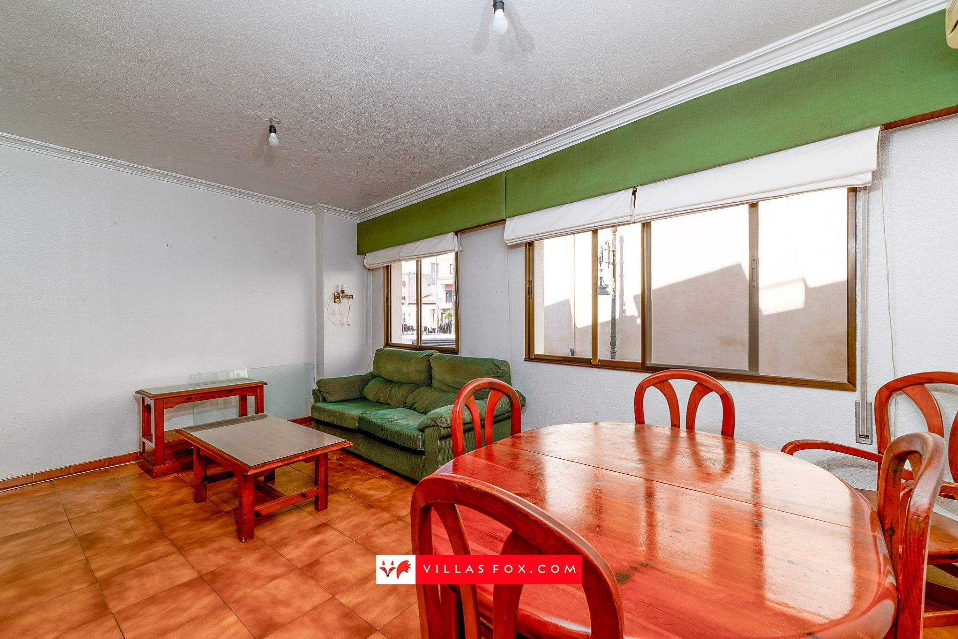 4-bedroom, 2-bathroom first-floor apartment with garage space and communal solarium, very central location 
