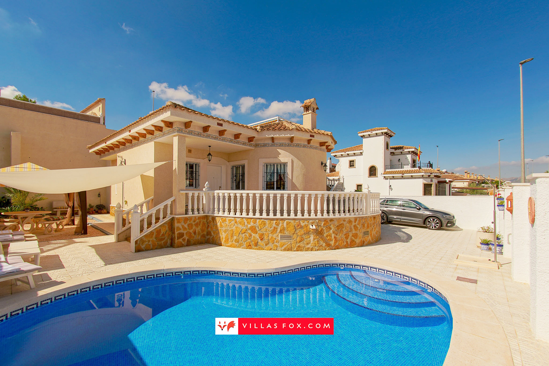3-bedroom detached luxury villa with pool, views, off-road parking Bigastro