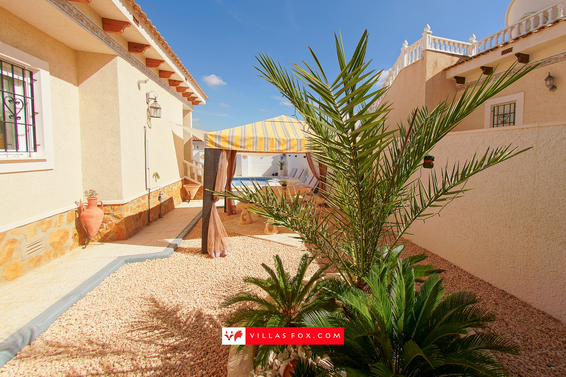 Bigastro detached villa with pool for sale-25