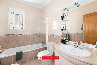 Bigastro detached villa with pool for sale-11
