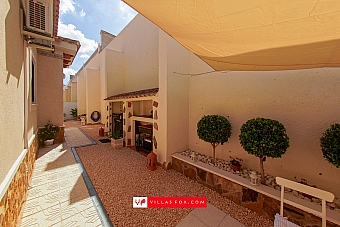 Bigastro detached villa with pool for sale-30