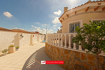 Bigastro detached villa with pool for sale-34