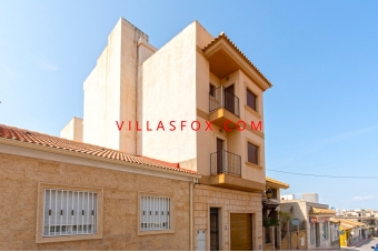 28639, maison de ville à San Miguel de Salinas avec grand garage, unité commerciale et solarium privé