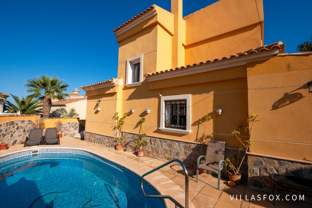Villa individuelle El Galan avec piscine et parking, terrain d'angle à vendre
