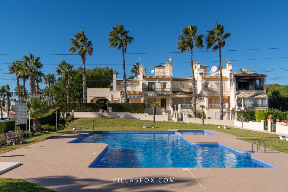 Appartement de luxe au rez-de-chaussée de Villamartin avec jardin, grande piscine