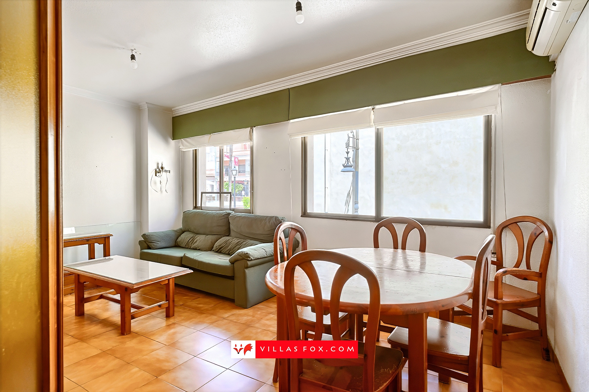4-bedroom, 2-bathroom first-floor apartment with garage space and communal solarium, very central location 